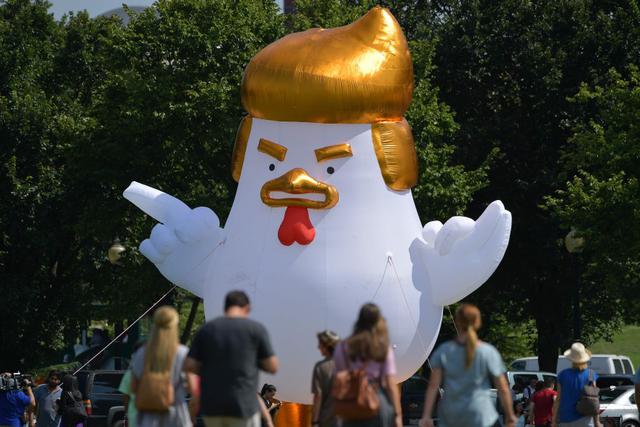 Pollo gigante inflable frente a la Casa Blanca. (AFP)