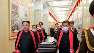 Kim Jong-un porta el ataúd en el funeral de importante militar que fue su mentor en Corea del Norte