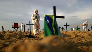 Cavan tumbas en playa de Río de Janeiro para protestar por el manejo del coronavirus en Brasil | FOTOS