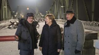 Merkel visitó rodaje de Steven Spielberg en Berlín [VIDEO]