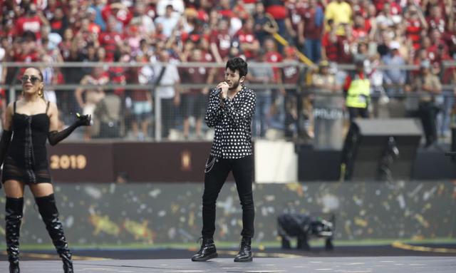 Sebastián Yatra en el escenario. En la fotografía también aparece Anitta. (Foto: El Comercio / Violeta Ayasta)