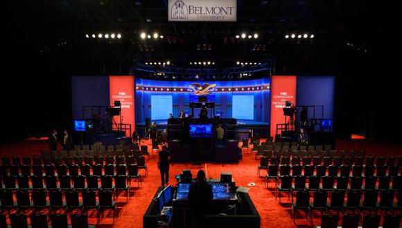 El escenario para el debate presidencial final de las elecciones presidenciales de Estados Unidos 2020 se prepara en la Universidad de Belmont en Nashville, Tennessee. (Foto: AFP / Eric BARADAT).