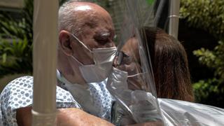 Hospital de Río de Janeiro pone en marcha su “hora del abrazo” a prueba de contagios de coronavirus | FOTOS