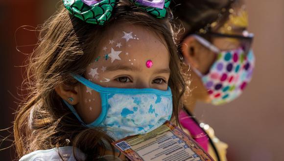 Los niños usan máscaras y disfraces mientras asisten a la atracción temática de Halloween de Knott's Berry Farm con distanciamiento social durante el brote de la enfermedad del coronavirus. (REUTERS/Mike Blake).