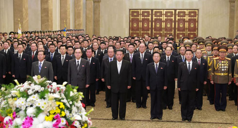 Kim Jong-un visitó el Palacio del Sol de Kumsusan de Pionyang donde descansan los cuerpos de su padre Kim Jong-Il y de su abuelo Kim Il-sung. (Foto: AFP).