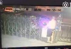 China: un hombre quiso cruzar la puerta, pero murió electrocutado