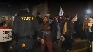 Simpatizantes de Pedro Castillo llegan hasta los exteriores del Congreso y son retirados por la Policía 