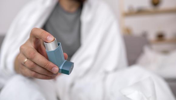 Los síntomas del asma (tos, sibilancias, dificultad para respirar y opresión torácica) se deben a la inflamación y el estrechamiento de las vías respiratorias pequeñas de los pulmones., según la Organización Mundial de la Salud.