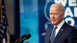 Biden suplica a los escépticos que se vacunen para frenar la variante delta