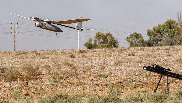 Un vehículo aéreo no tripulado (UAV o dron) Elbit Systems Skylark I del ejército israelí despega cerca de la frontera con la Franja de Gaza en el sur de Israel el 21 de agosto de 2020, como parte de las operaciones de monitoreo en el área. (Foto de JACK GUEZ / AFP)