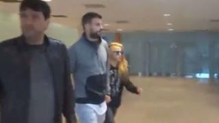 Piqué reaccionó de manera agresiva con reportera en aeropuerto