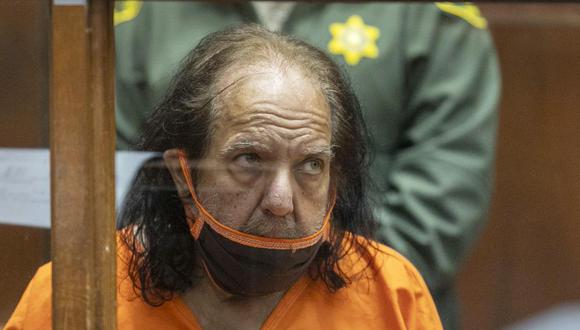 En esta imagen de archivo del 26 de junio de 2020, el actor de cine para adultos Ron Jeremy comparece ante las autoridades tras ser detenido por acusaciones de violación y agresión sexual. (AP Foto/David McNew).