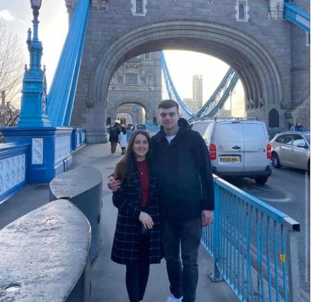 Ashley Wadsworth and Jack Sepple in a historical point of the English capital.  (Photo: Facebook).