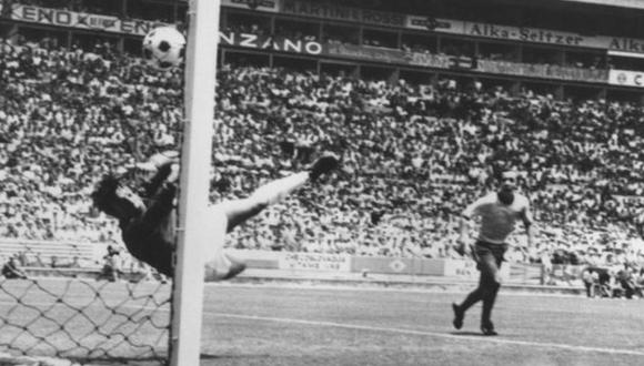 El preciso momento en que Gordon Banks desvía el testarazo de Pelé. (Foto: AP)