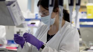 Coronavirus: Universidad de Oxford ya produce vacunas para venderlas en diciembre 