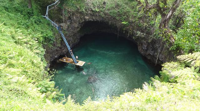 Disfruta nadando en esta hermosa piscina subterránea en Samoa - 1