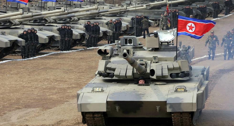 El líder norcoreano Kim Jong-un en un nuevo tanque de batalla principal tras una competencia de entrenamiento entre fuerzas combinadas del Ejército Popular del Norte en un lugar no revelado en Corea del Norte, el 13 de marzo de 2024. (Foto de KCNA VIA KNS / AFP).