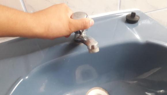 En el tercer día de estado de emergencia, el servicio de agua potable fue cortado en varias zonas de Chorillos.  (Foto: El Comercio)