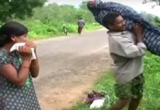 Hombre camina 12 kilómetros cargando cadáver de su esposa a hombros