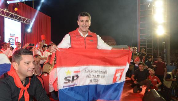 El candidato a la Presidencia de Paraguay por el Partido Colorado oficialista Santiago Peña Palacios sostiene la bandera de Paraguay durante el acto de cierre de su campaña, el 27 de abril, en la ciudad de Asunción (Paraguay) | (Foto: EFE/ Daniel Piris)