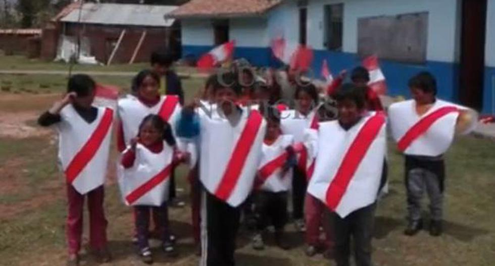 Video de niños cusqueños que usan cartulinas como camiseta de Perú es viral en redes sociales. (Facebook)