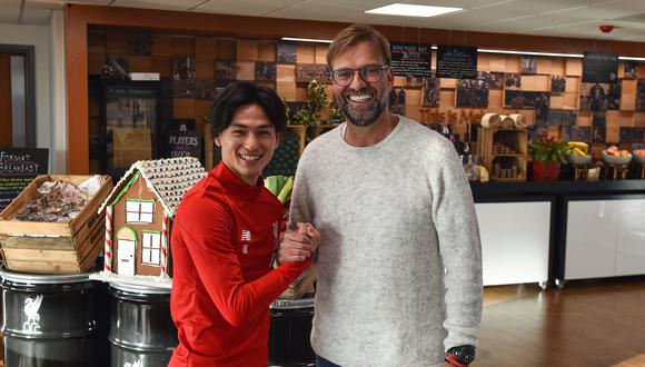 Takumi Minamino se reunió con Jurgen Klopp en su primer día de entrenamiento con Liverpool. (Foto: Liverpool)