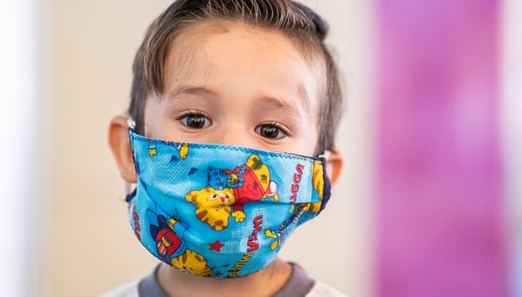 Un video viral de un niño llorando porque le obligaban, por ley, a ponerse una mascarilla ha puesto en duda la decisión de una gobernadora en Nueva York. (Foto: CDC)