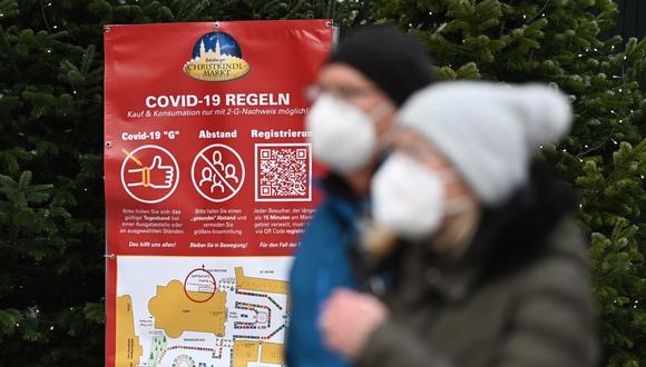 Un letrero muestra las reglas para los visitantes del mercado navideño en medio del rebrote de la pandemia de coronavirus en Salzburgo, Austria, el 19 de noviembre de 2021. (BARBARA GINDL / APA / AFP).