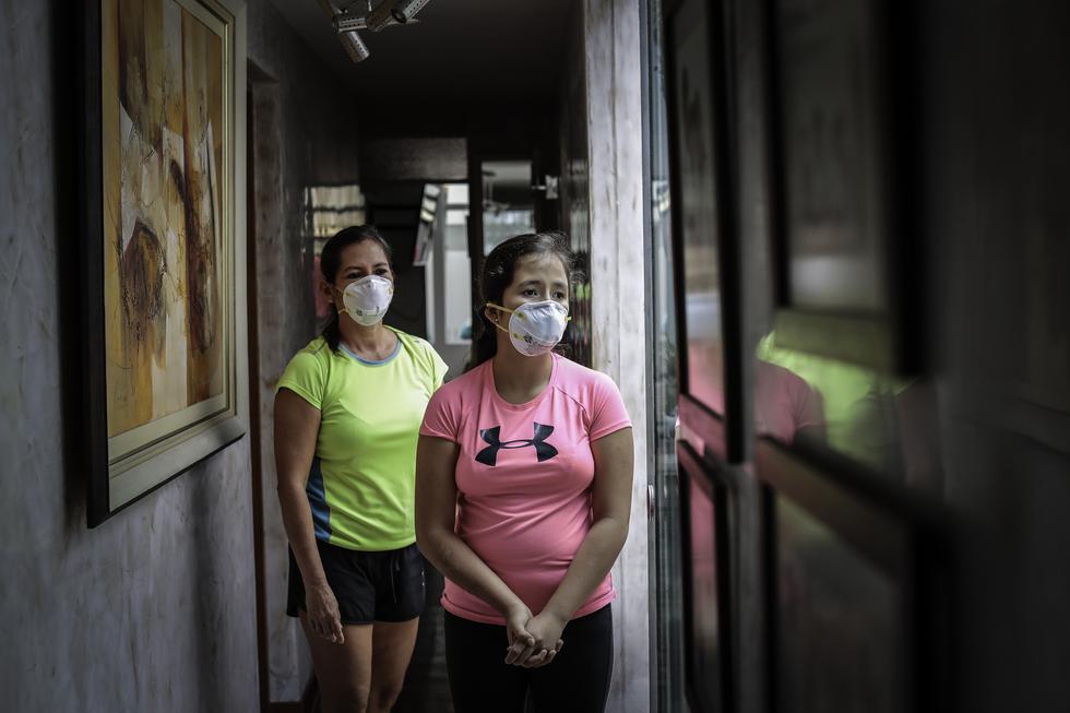 Elva cuida de Luciana como una guerrera. Le duele que la gente no entienda aún qué es el autismo. (Foto: Hugo Pérez)