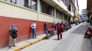 Coronavirus en Perú: más de 100 adultos mayores acuden al banco en Abancay para cobrar bono y Pensión 65