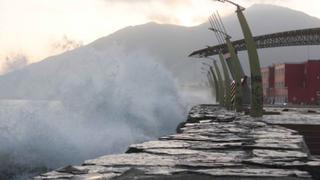 Ordenan cierre de puerto de Chimbote por fuertes oleajes