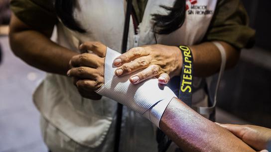 Personal de Médicos Sin Fronteras (MSF) atiende a una persona herida durante las protestas en Lima. Enero 2023. (Foto: Max Cabello Orcasitas).
