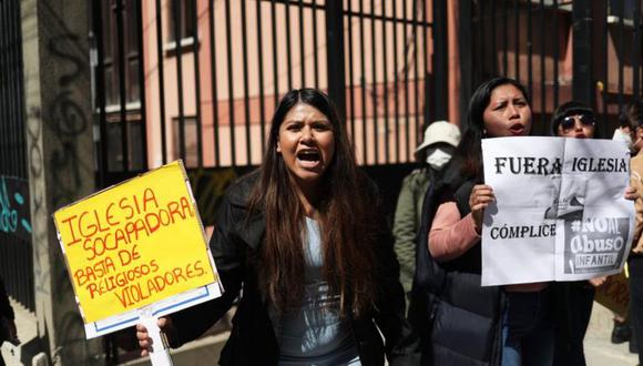 Padres y activistas protestan contra a las puertas del seminario de San Jerónimo en La Paz. (EPA).