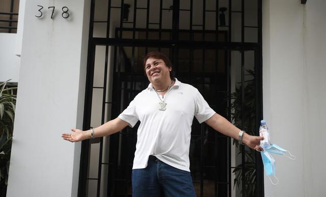 El cantante Richard Cisneros conocido también como ¨Richard Swing” después de dar declaraciones a la prensa por el tema de los audios donde involucran al Presidente Martín Vizcarra, en los exteriores de su domicilio en San Isidro. Foto: Britanie Arroyo / @photo.gec