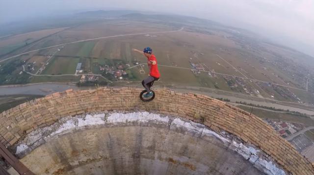 Artista hizo acrobacias en una chimenea de 256 metros [VIDEO] - 6