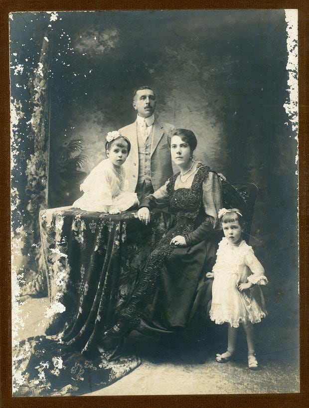 Family portrait by photographer Esteban Mariño