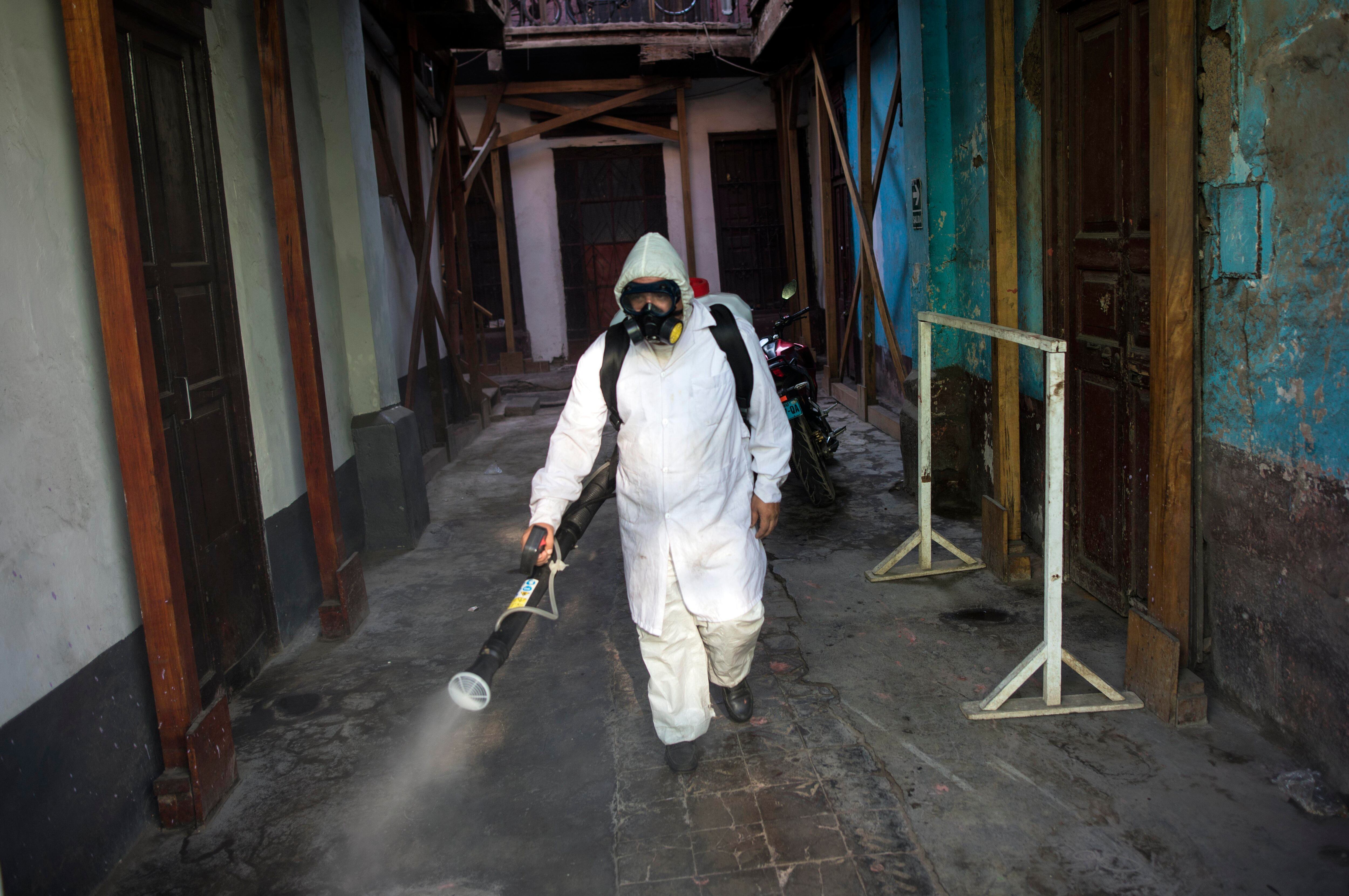 Un trabajador de la ciudad fumiga dentro de una casa en el Centro de Lima.  (AP Photo/Rodrigo Abd)