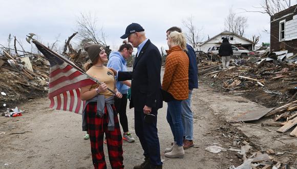 Biden anunció que su Gobierno cubrirá en un 100 % el costo de los primeros 30 días de los trabajos de emergencia, remoción y limpieza de escombros, así como del personal movilizado, entre otros. (Foto: Brendan Smialowski / AFP)