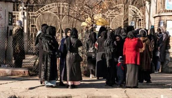 Un grupo de mujeres afganas se congrega en la puerta de una universidad de Kabul, ante el impedimento de que ingresen a estudiar.