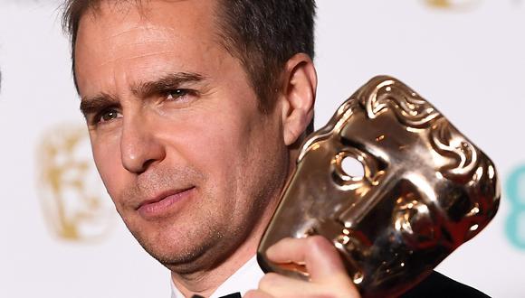 Sam Rockwell con la "máscara" del BAFTA a Mejor actor de reparto por "Three Billboards Outside Ebbing, Missouri". (Foto: EFE)