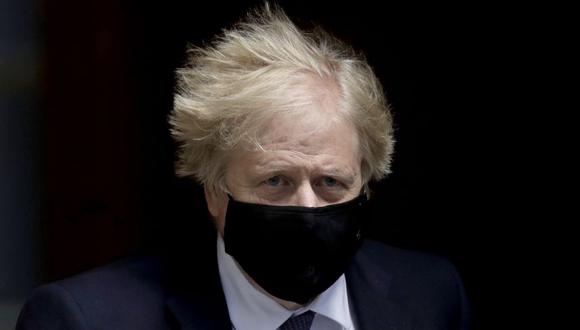El primer ministro británico, Boris Johnson, deja el número 10 de Downing Street para asistir a las preguntas semanales del primer ministro en las Casas del Parlamento, en Londres. (Foto: AP Photo / Matt Dunham).