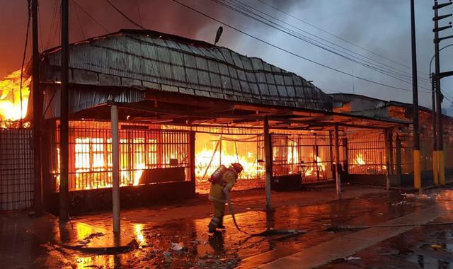 Luego de varias horas, los bomberos pudieron controlar el incendio. (Foto: Informantes/Iquitos)