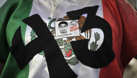 En esta foto de archivo tomada el 26 de abril de 2016 aparece la imagen de uno de los 43 estudiantes de Ayotzinapa desaparecidos en el 2014. (Foto: Yuri CORTEZ / AFP).