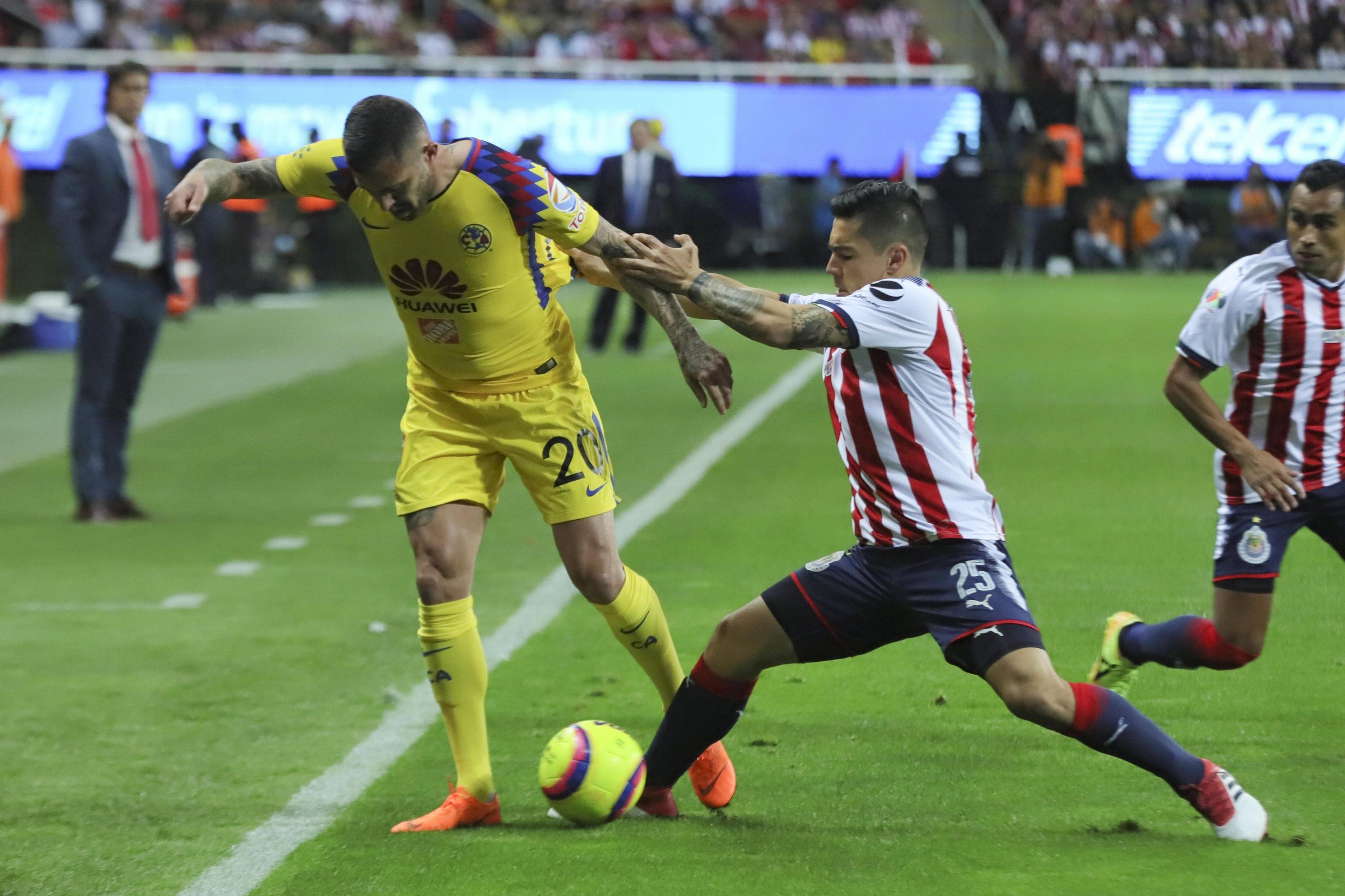 Chivas de Guadalajara y América se miden esta noche (10:00 p.m. EN VIVO ONLINE por Chivas TV y TDN Televisa Deportes Network) en el Clásico Nacional por la fecha 10 del Torneo Clausura 2018. (Foto: EFE)