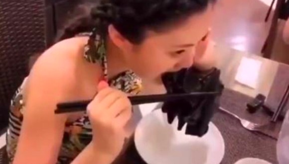 Así fue el video en el que esta youtuber de China está comiendo un murciélago y que tuvo que pedir disculpas por la 'ola' de comentarios negativos que había en su cuenta de YouTube. (Viral)