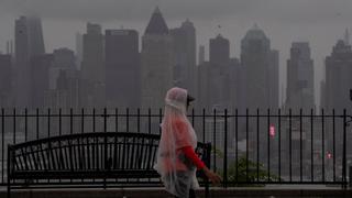 Nueva York advierte a los residentes a no subestimar la tormenta tropical Henri, que ya provoca inundaciones
