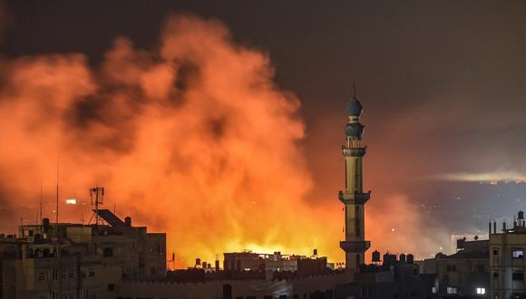 Fuego y humo estallan después del bombardeo israelí en Rafah, en el sur de la Franja de Gaza, el 14 de diciembre de 2023, en medio de continuas batallas entre Israel y el grupo militante palestino Hamás. (Foto de MAHMUD HAMS / AFP)