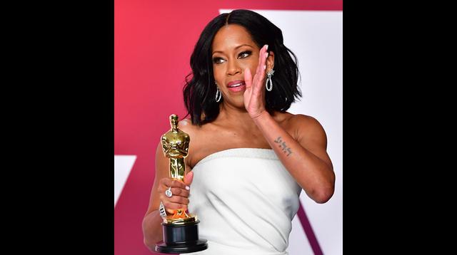 Regina King con el trofeo que ganó en el Oscar 2019 por "If Beale Street Could Talk". (Foto: AFP)