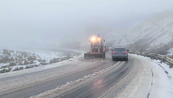 Junín: personal continúa los trabajos de limpieza de nevada entre los kilómetros 130 al 135 de la CarretraCentral