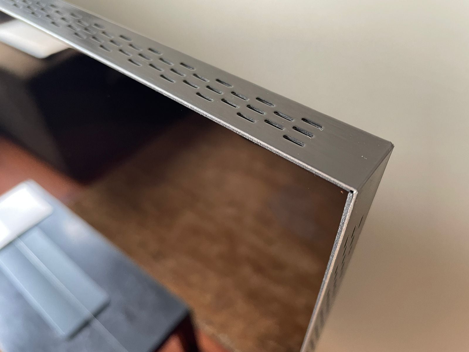 Los bordes de metal del televisor Neo QLED 8K le dan un diseño limpio y sólido.